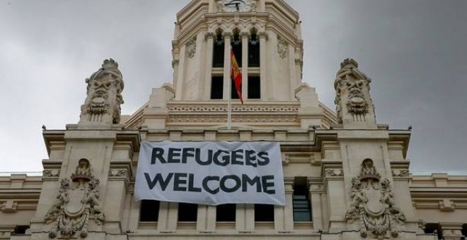 Pancarta que cuelga de la fachada del Ayuntamiento de Madrid donde se puede leer "Refugees Welcome". EFE