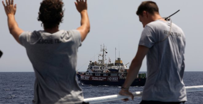 Los salvavidas de la ONG española Proactiva Open Arms observan el buque C Star dirigido por un grupo de activistas anti-inmigración en el Mar Mediterráneo Occidental que les presionan para abandonar la zona. / REUTERS