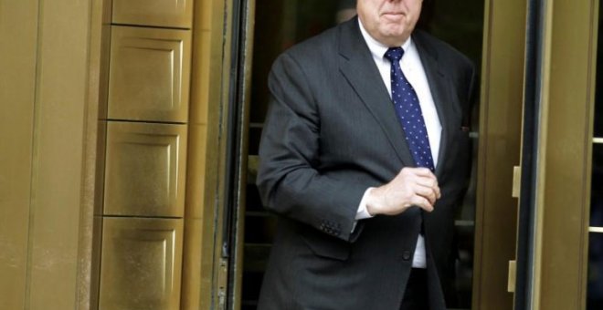 John Dowd, abogado de Donald Trump, a la salida del tribunal federal de Manhattan, en 2011. Reuters/ Brendan McDermid