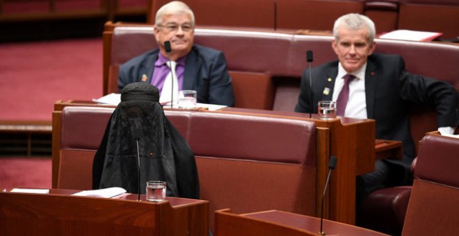 La senadora Paule Hason con el burla durante la sesión en el Parlamento / REUTERS