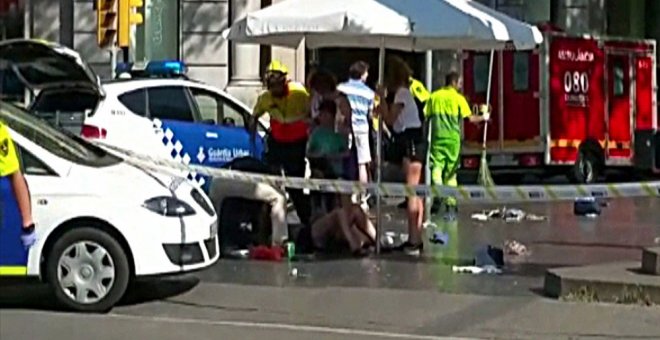 Imagen de televisión del lugar donde una furgoneta ha atropellado esta tarde a varias personas que paseaban por las Ramblas de Barcelona. EFE