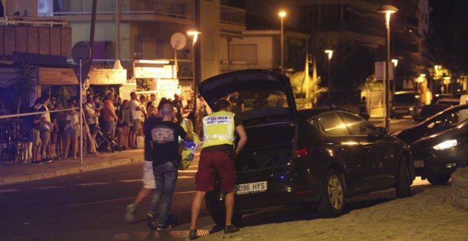 Un policía inspecciona un coche en Cambrils (Tarragona), donde cuatro presuntos terroristas han sido abatidos por los Mossos después de haber arrollado con un vehículo a seis personas en el Paseo Marítimo de la localidad, que han resultado heridas de dive