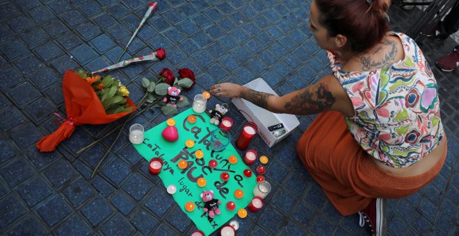 Una mujer coloca velas y un cartel que reza: "Catalunya, lugar de paz" en la zona del atentado REUTERS/Sergio Perez