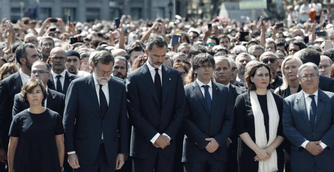 Minuto de silencio en la Plaça Catalunya. EFE