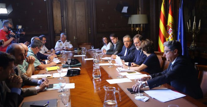 Imagen de la segunda reunión del gabinete de crisis en la delegación del Gobierno en Catalunya, con Rajoy, Santamaría y Zoido, a la que tampoco fueron invitados los Mossos ni la Generalitat.