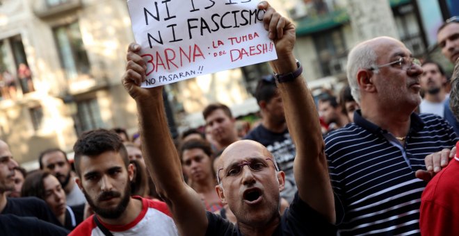 Los vecinos de Barcelona expulsan a una veintena de fascistas de Las Ramblas. / REUTERS