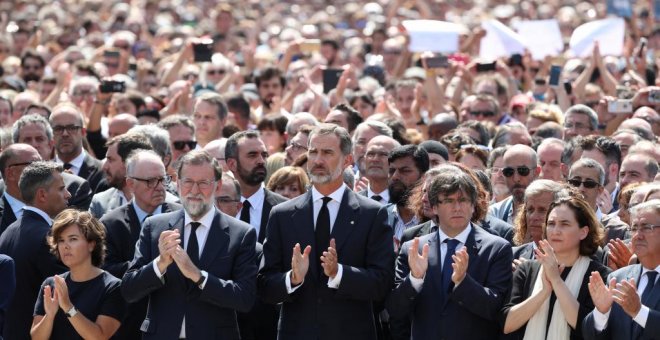 El rey y otras autoridades en la manifestación en Barcelona por los atentados / Reuters