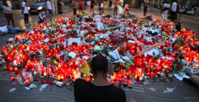 Altar en homenaje a las víctimas de los atentados terroristas en Catalunya, en Las Ramblas. REUTERS