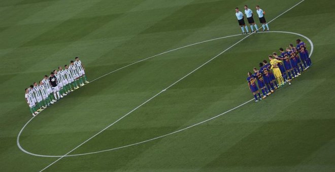 Los jugadores del Betis y del Barcelona guardan un minuto de silencio por las víctimas del atentado terrorista de Barcelona y Cambrils antes del inicio del partido correspondiente a la primera jornada de LaLiga Santander que se disputa en el Camp Nou. EFE