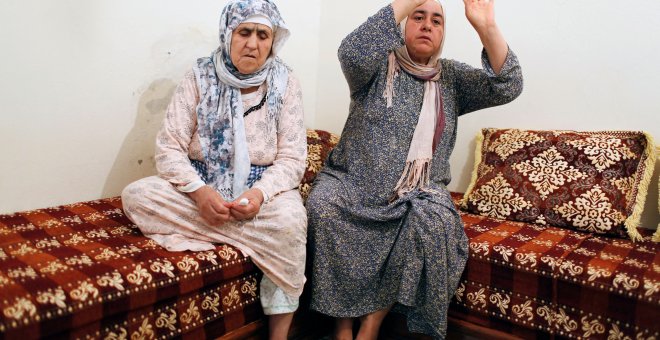Chrifa Hychami (i.), abuela de Mohammed y Omar Hychami, y  Fatima Abouyaaqoub (d.), tía de Younes y El Houssaine Abouyaaqoub, en su casa familiar de la localidad marroquí de Mrirt. REUTERS/Youssef Boudlal