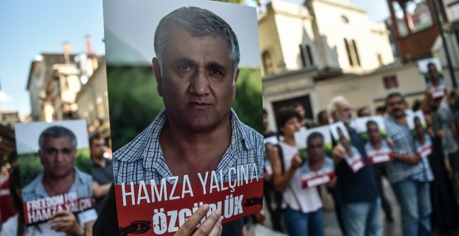 Manifestación en Estambul a favor de la puesta en libertad del periodista sueco-turco Hamza Yalcin, detenido en Barcelona. FP/ Ozan Kose