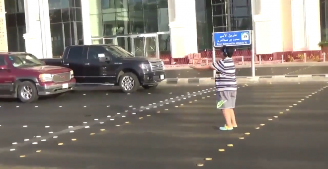 Un adolescente de 14 años baila la 'Macarena' en un paso de peatones de Arabia Saudí. / TWITTER