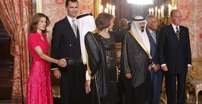 Don Felipe y Doña Letizia reciben junto a Don Juan Carlos y a Doña Sofía en el Palacio Real al Rey Abdalá de Arabia SaudÍ / EFE
