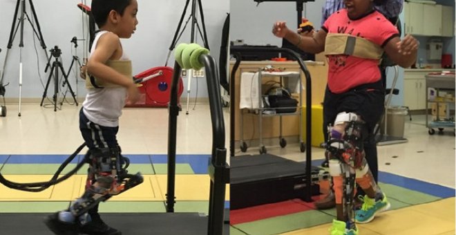 Un niño y una niña probando el exoesqueleto robótico. CHRIS BICKEL