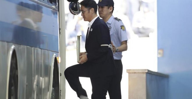 El heredero del grupo Samsung, Lee Jae-yong, abandona el Tribunal del Distrito Central de Seúl conducido por un policía tras ser condenado. | CHUNG SUNG-JUN (EFE)