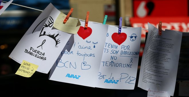 Mensajes colocados en el memorial en Las Ramblas de Barcelona en recuerdo y homenaje de las víctimas de los atentados en Catalunya. REUTERS/Albert Gea