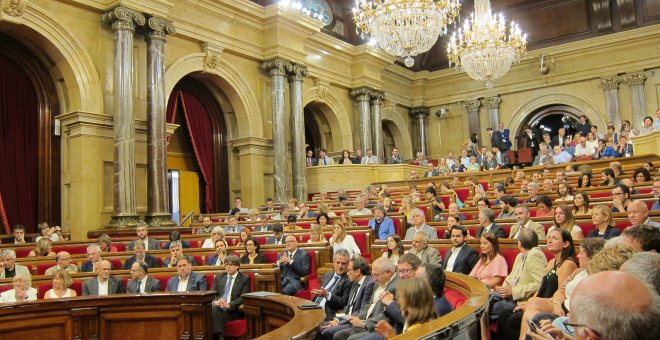 Minuto de silencio en el Parlament catalán./EUROPA PRESS