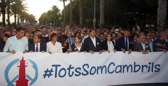 La representación política (i-d) Pedro Sánchez, Enric Millo, Dolors Montserrat, Camí Mendoza, Carme Forcadell, Oriol Junqueras, Ada Colau, Santi Viila y Oscar Peris, junto a cientos de ciudadanos, recorrieron las calles de Cambrils. | JAUME SELLART (EFE)