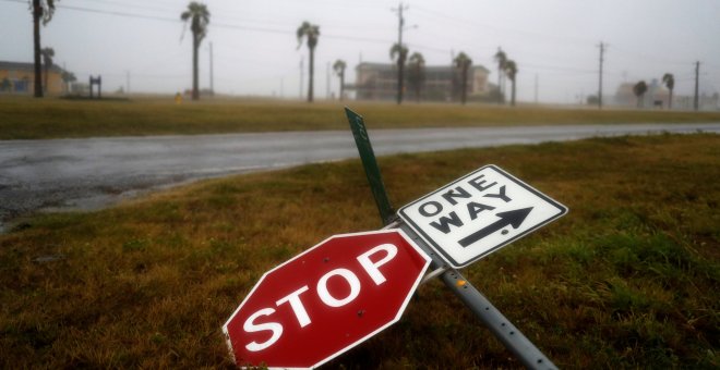 El potente viento del huracán Harvey derriba una señal de tráfico en Texas.REUTERS/Adrees Latif