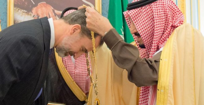El rey Felipe VI, condecorado en Arabia Saudí. EFE