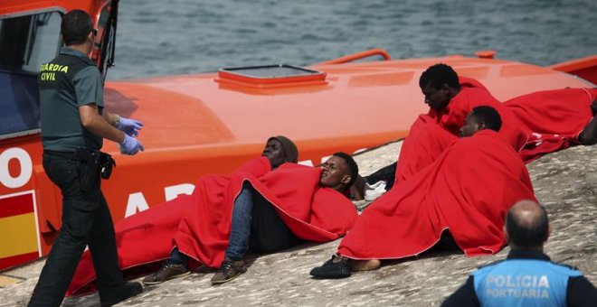 Miembros de Salvamento Marítimo rescatan a 17 inmigrantes de origen subsahariano en aguas del Estrecho de Gibraltar. EFE/A.Carrasco Ragel/Archivo