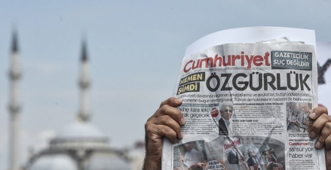 Un hombre alza una copia del diario Cumhuriyet con una palabra en la portada que se podría traducir como "Libertad", durante una manifestación frente a un tribunal de Estambul /AFP (OZAN KOSE)