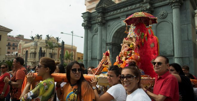 Devotos de Ganesh, este domingo en Ceuta. REUTERS/Jesus Moron