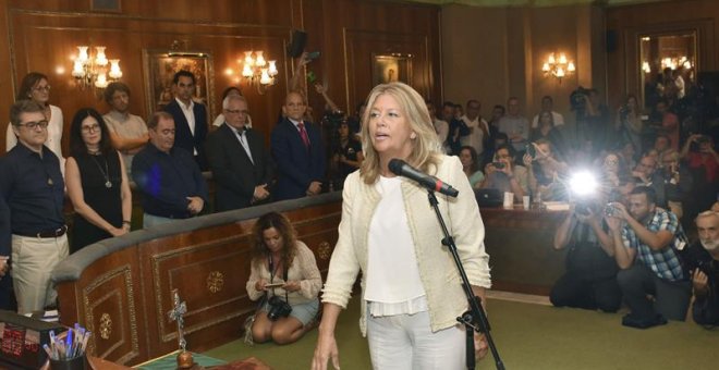 La exalcaldesa de Marbella Ángeles Muñoz (PP), vuelve a jurar su cargo. - EFE