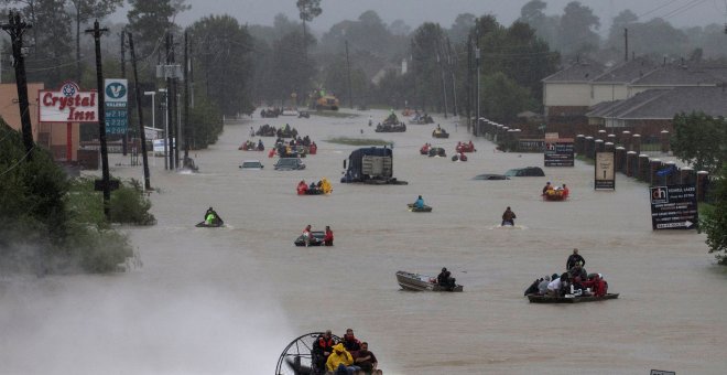 Los residentes del este de Houston, Texas (EEUU)  evacuan la zona en barcas tras la inundación provocada por la tormenta tropical Harvey.- REUTERS / Adrees Latif