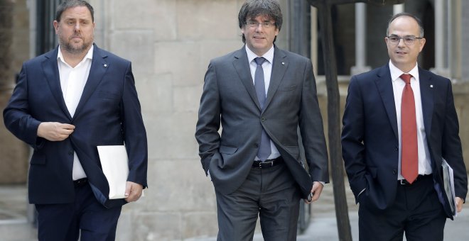 El presidente de la Generalitat, Carles Puigdemont, junto al vicepresidente del Govern, Oriol Junqueras y el portavoz del Govern, Jordi Turull, a su llegada hoy a la reunión semanal del Govern / EFE - Andreu Dalmau