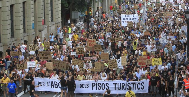 El alquiler de pisos turísticos ha generado protestas vecinales por las molestias que causan, especialmente en Catalunya, donde las comunidades de vecinos comienzan a tomar medidas para impedir esta actividad cuando resulta fastidiosa.