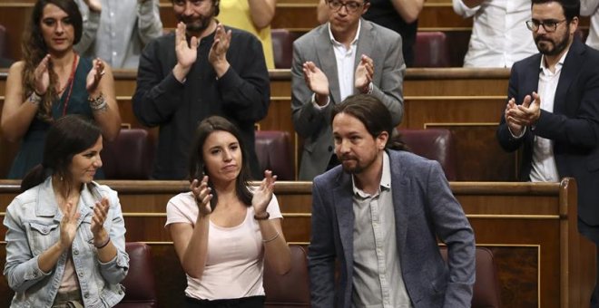El líder de Podemos, Pablo Iglesias (d), es aplaudido tras finalizar su intervención durante el pleno extraordinario celebrado hoy en el Congreso de los Diputados en el que ha comparecido el presidente del Gobierno, Mariano Rajoy, para dar explicaciones d