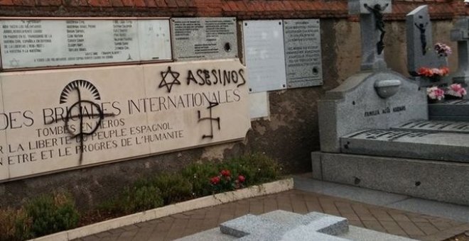 Pintan con símbolos nazis y antisemitas las tumbas de las Brigadas Internacionales del cementario de Fuencarral.-  EUROPA PRESS