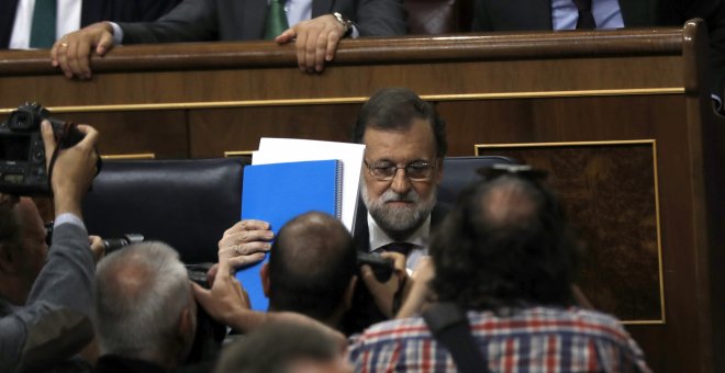 El presidente del Gobierno, Mariano Rajoy, momentos antes de comparecer en un pleno extraordinario en el Congreso para dar explicaciones de su declaración ante el tribunal del juicio del caso Gürtel y sobre la supuesta financiación ilegal de su partido, e