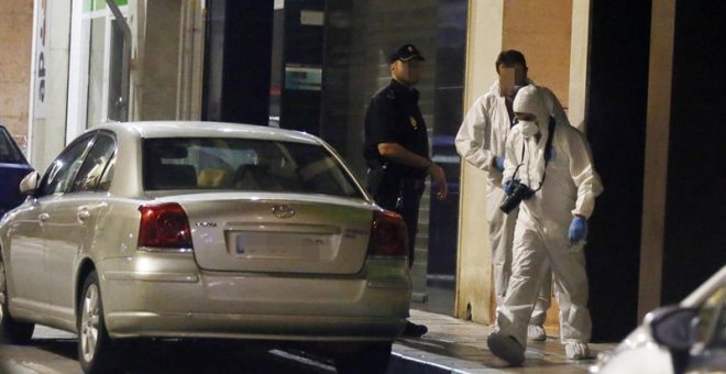 Agentes de la Policía Científica inspeccionan las inmediaciones de la vivienda ubicada en la calle Quijote de Elda donde un niño de ocho años fue hallado anoche muerto con signos de violencia. /EFE