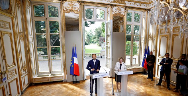 El primer ministro francés, Edouard Philippe, y la ministra de Trabajo, Muriel Penicaud,presentan el proyecto de reforma laboral del Gobierno de Emmanuel Macron, en el Palacio de Matignon, en París. REUTERS/Charles Platiau