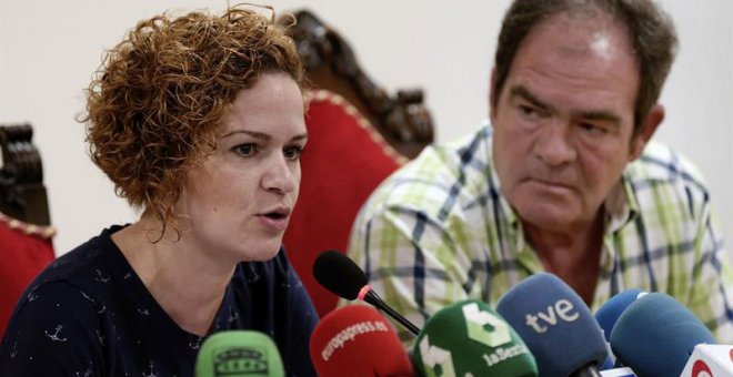 La hermana de la fallecida, Raquel Garrido, junto a su padre, Ramón Garrido, durante la rueda de prensa en el ayuntamiento de Masalavés. | MIGUEL ANGEL POLO (EFE)