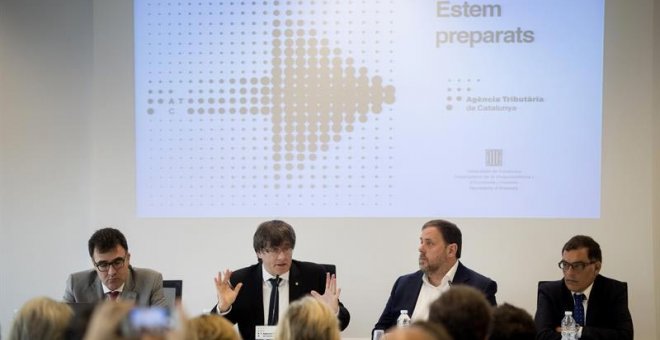 El presidente de la Generalitat, Carles Puigdemont (2i), y el vicepresidente del Govern, Oriol Junqueras (2d), junto al secretario de Hacienda, Lluís Salvadó (1i) y el director de la ATC, Eduard Vilà (1d), durante la presentación en rueda de prensa de la