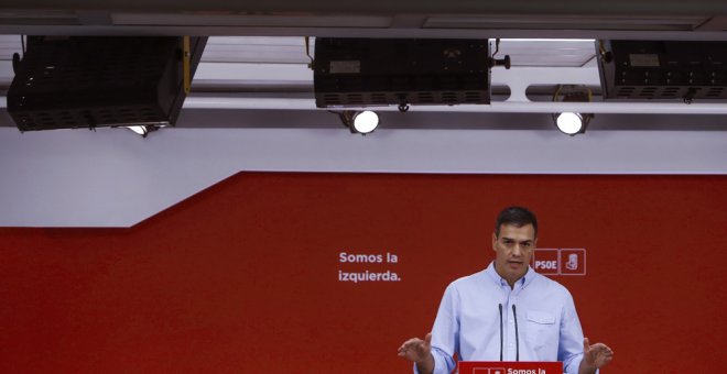 El secretario general del PSOE, Pedro Sánchez, tras la rueda de prensa que ofreció en la sede de Ferras tras la reunión de la Ejecutiva Federal del PSOE. EFE/Emilio Naranjo