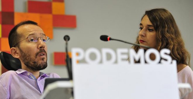 El secretario de Organización de Podemos, Pablo Echenique, acompañado por la coportavoz del partido Noelia Vera. / EFE
