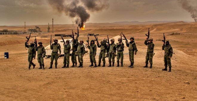 Miembro de los "Cazadores del ISIS" en el campo de gas de Palmira /ISIS Hunters