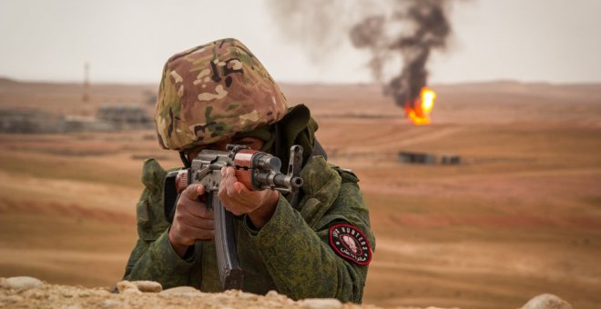 Miembro de los "Cazadores del ISIS" en el campo de gas de Palmira /ISIS Hunters