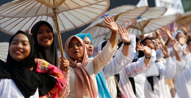Mujeres bailan durante el 60 aniversario del Hari Merdeka (el Día de la Independencia) en Kuala Lumpur, Malasia, en el pasado 31 de agosto. REUTERS/ Lai Seng Sin