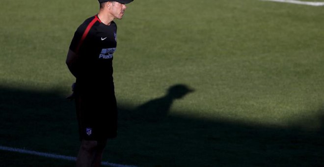 El entrenador argentino del Atlético de Madrid Diego Simeone durante un entrenamiento. | JUANJO MARTÍN (EFE)