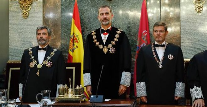 El rey Felipe VI acompañado por el presidente del Tribunal Supremo y del Consejo General del Poder Judicial, Carlos Lesmes (i), y el ministro de Justicia, Rafael Catalá (d), al inicio de la solemne sesión de apertura del año judicial 2017/2018 celebrada