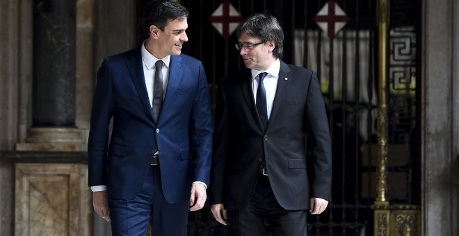 Carles Puigdemont y Pedro Sánchez, en su primera reunión en el Palau de la Generalitat, en marzo de 2016. EFE