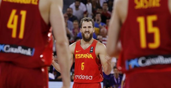 El jugador de la selección española de Baloncesto Sergio Rodríguez se felicita durante el encuentro España-Croacia del Eurobasket 2017.EFE/Juan Carlos Hidalgo