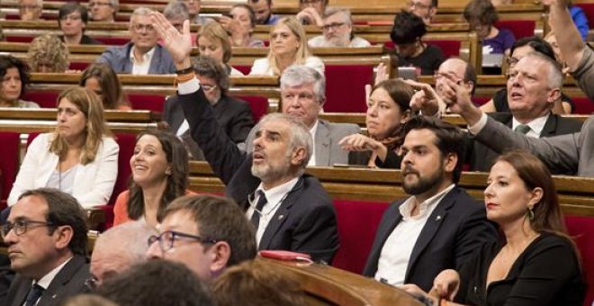 El pleno del Parlament, vota hoy en medio de las protestas de algunos diputados, que se amplíe a la orden del día del pleno para incluir la ley del referéndum / EFE/Marta Pérez