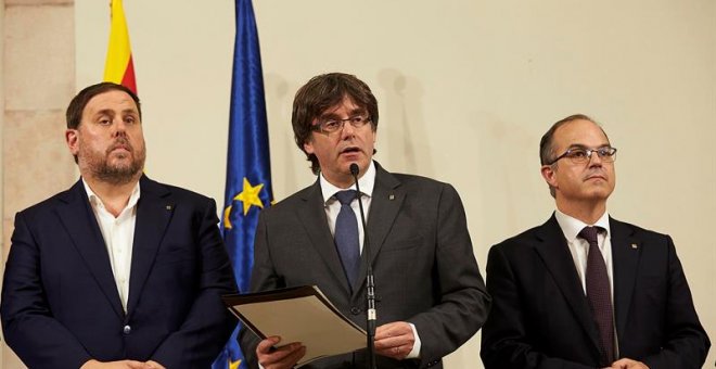 El president de la Generalitat, Carles Puigdemont, acompañado por el vicepresidente Oriol Junqueras y el conseller de presidencia Jordi Turull. - EFE