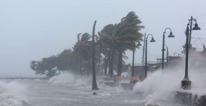 Olas de gran tamaño en las calles de Fajardo (Puerto Rico) al paso del huracán Irma. | ALVIN BAEZ (EFE)